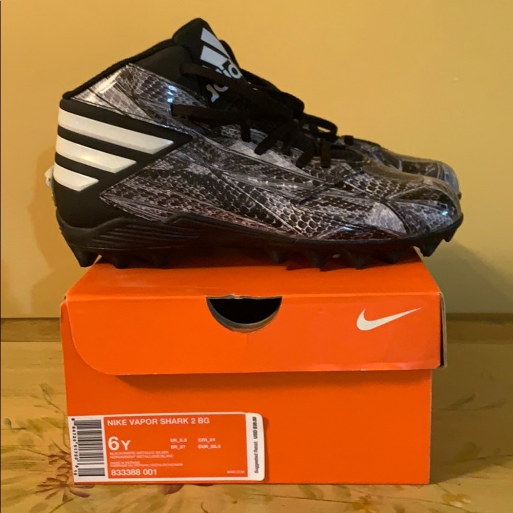 Boys Nike football black/white cleat New
